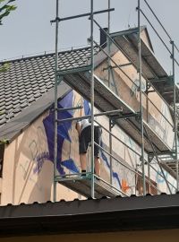 Prace modernizacyjne budynku - tworzenie murala na ścianie...
