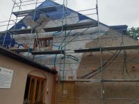 Prace modernizacyjne budynku - tworzenie murala na ścianie...