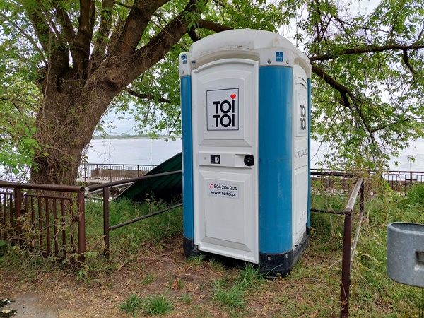 Toaleta przenośna typu Toi Toi przy ulicy Rybaki w Serocku.